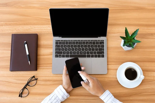 Cep telefonunu dezenfekte etmek için antiseptik sprey kullanan kadın.