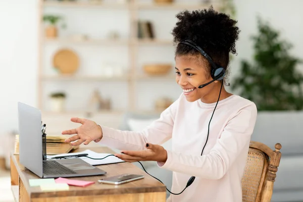 Afrikaans tiener meisje op laptop leren met klasse zitten binnen — Stockfoto