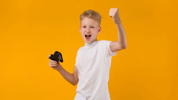 Kleine jongen spelen van video games online in de studio — Stockfoto