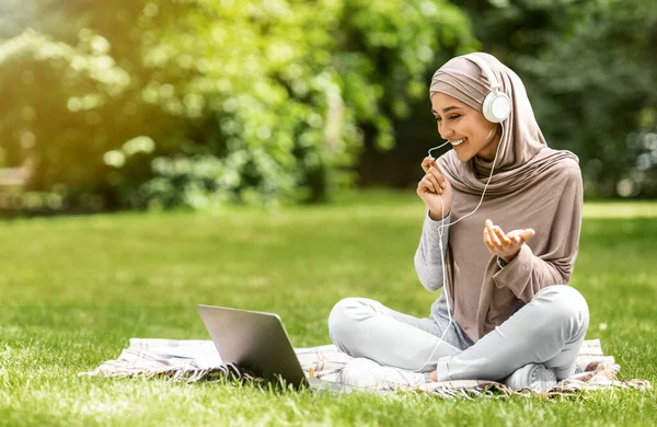 Boldog muszlim nő miután video hívás laptop a parkban — Stock Fotó