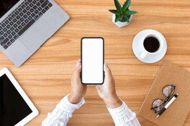 Üst düzey kadın akıllı telefonunu evde kullanıyor.