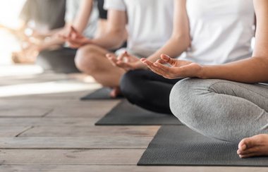 Lotus Konumunda Meditasyon Yapan ve Mudra Hareketleri Gösteren Tanımlanamayan İnsanlar Grubu