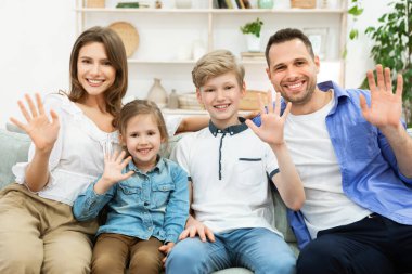 Dört Kişilik Aile Sallıyor Merhaba Merhaba, İçerideki koltukta oturan