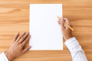 A4 boyutunda boş kağıt üzerinde kadın el yazısı