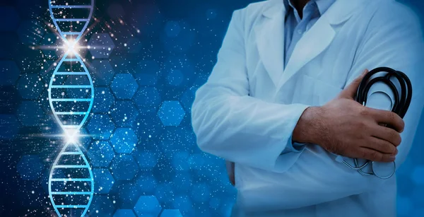 Kolaż z pewnym siebie lekarzem w mundurze trzymającym stetoskop i cząsteczkę DNA na niebieskim tle, wolna przestrzeń — Zdjęcie stockowe
