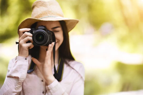 Fotoğrafçılık aşığı. Genç Asyalı kadın modern kamerayla dışarıda çekim yapıyor. — Stok fotoğraf