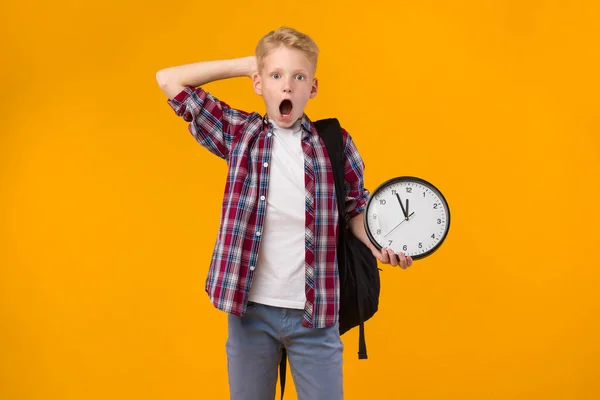 Verrast geschokt kleine jongen houden klok in de studio — Stockfoto