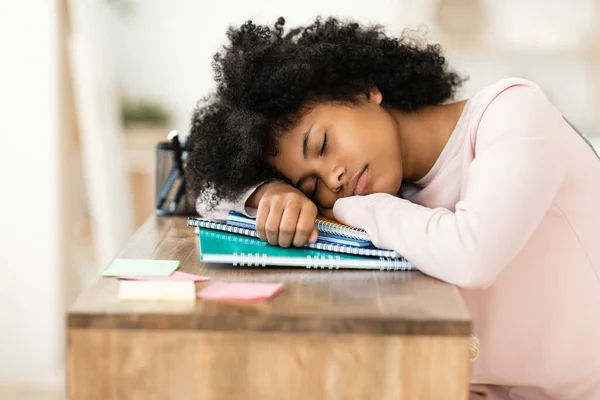 Adolescente menina dormindo durante a aula descansando cabeça em livros ao ar livre — Fotografia de Stock