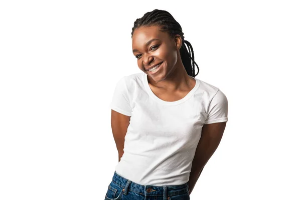 Веселая чёрная девушка с ортодонтическими скобками, позирующая на белом фоне — стоковое фото