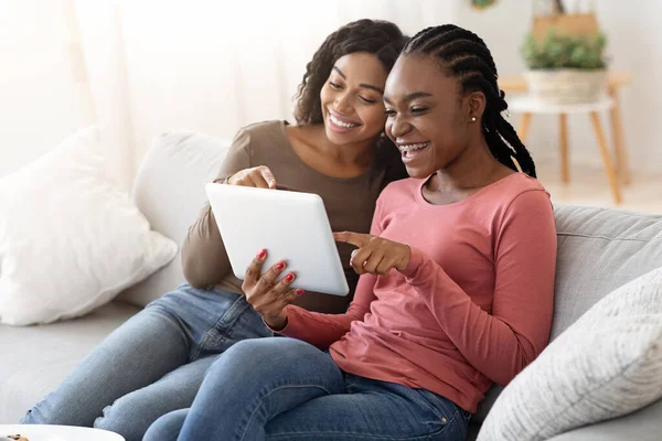 Mulheres jovens africanas usando tablet digital juntas — Fotografia de Stock