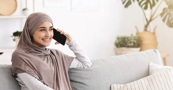 Telefonata. Donna araba rilassata che parla sul cellulare a casa, Panorama — Foto Stock