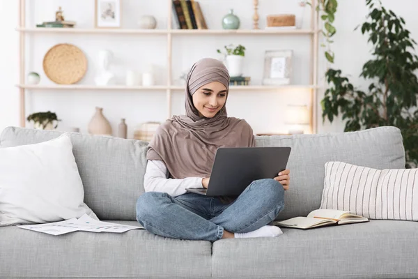 Educación a distancia. Chica musulmana joven en Hijab estudiando con el ordenador portátil en casa — Foto de Stock