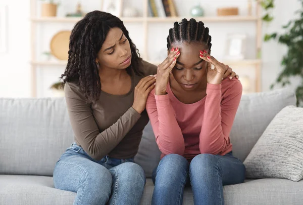 Chica negra consolando a su triste amigo, interior del hogar — Foto de Stock