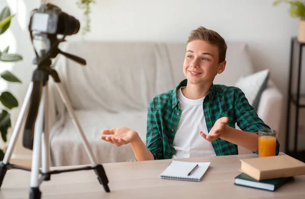 Süß teen guy broadcast aus zuhause, aufzeichnung video für blog — Stockfoto