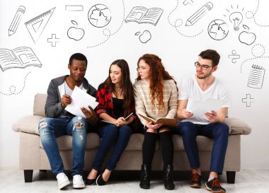 Çeşitli genç öğrenciler birlikte sınava hazırlanıyorlar.