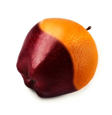 Gıda biyoteknoloji konsepti. Elma ve turuncu gen kombinasyonu tarafından üretilen GDO meyvesi, beyaz üzerine izole edilmiş.