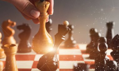 Başarılı iş stratejisi, satranç tahtasında el ele tutuşmalar, kolaj.