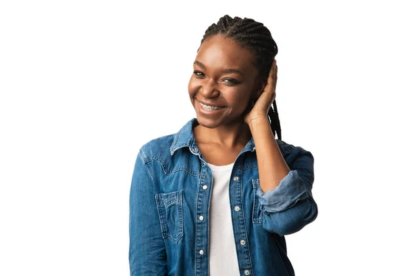 Веселая черная девушка держит за руку возле уха на белом фоне — стоковое фото