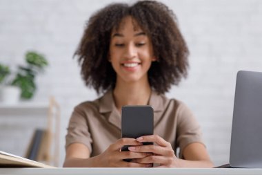 Modern blog yazarı karantina sırasında evden çalışır. Kadın portresi, takipçilerle sohbet etmek için akıllı telefon ve dizüstü bilgisayar kullanın