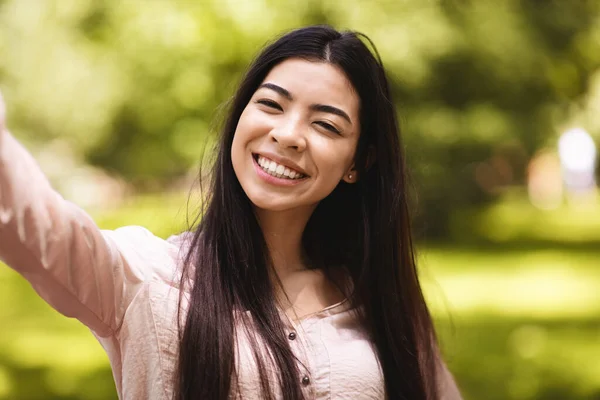 Selfie Plezier. Mooi glimlachend aziatisch meisje nemen zelfportret buiten, het vastleggen van foto — Stockfoto
