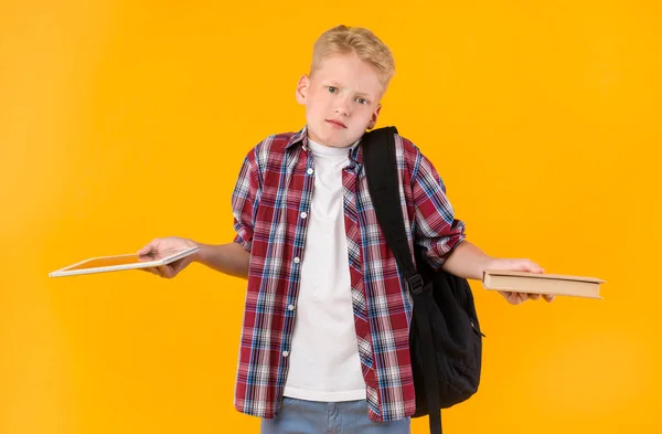 Denkende man staat met boek en tablet in de studio — Stockfoto