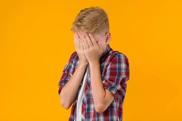 Sad little boy crying alone at studio — Stock Photo, Image