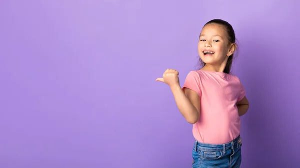 Felice asiatico ragazza indicando dita a copia spazio — Foto Stock