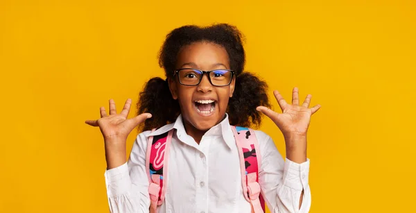 Colegiala negra gritando de emoción posando sobre fondo amarillo, Panorama — Foto de Stock