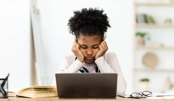 疲れた10代の女の子がノートパソコンの屋内で寝ています — ストック写真