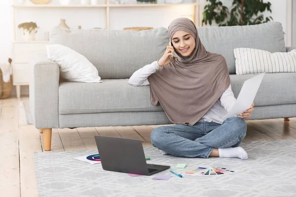 Diseñadora gráfica árabe femenina trabajando desde casa, hablando por celular con el cliente — Foto de Stock
