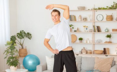 Kendini soyutlama ve evde sabah egzersizi. Mutlu adam antrenmanı ve ısınma.