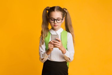 Liseli Kız Telefon Oynama Oyunları Çevrimiçi Sarı Stüdyo Arkaplanı Üzerinde