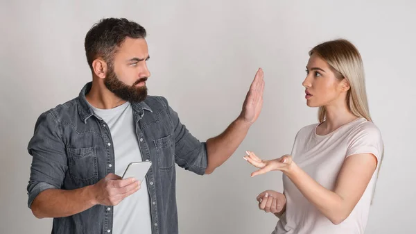 Controle e ciúme no relacionamento. Casa tirano cheques esposa telefone — Fotografia de Stock