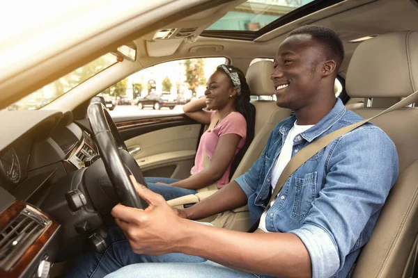 Alegre pareja afroamericana en coche, vista lateral —  Fotos de Stock