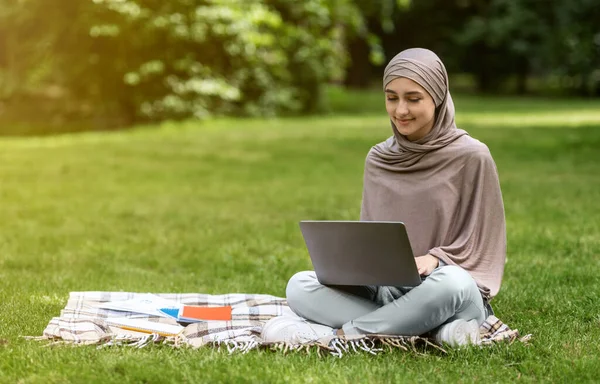 Diák arab lány tanul a parkban, a laptop — Stock Fotó