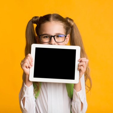 Liseli Kız Boş Ekranlı Dijital Tableti Tutuyor, Sarı Arkaplan, Model