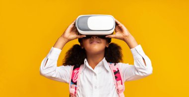 Sanal Gerçeklikteki Siyah Kız Kulaklığı Sarı Arkaplanda Duruyor