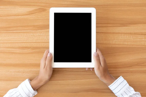 Aufnahme einer Frau, die ihr Tablet mit leerem Bildschirm benutzt — Stockfoto