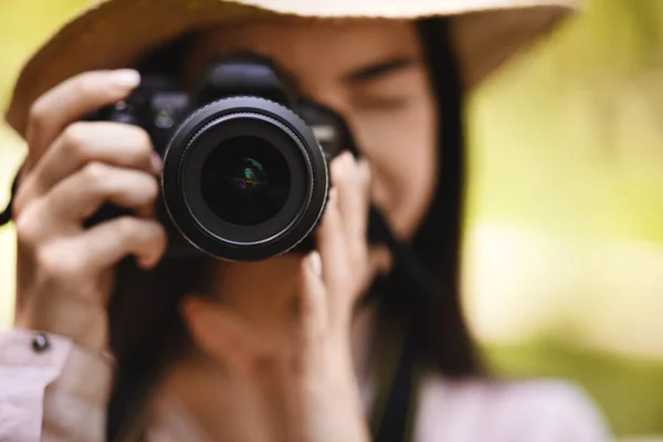 Fotógrafo feminino fotografado ao ar livre com câmera moderna, foco seletivo na lente — Fotografia de Stock