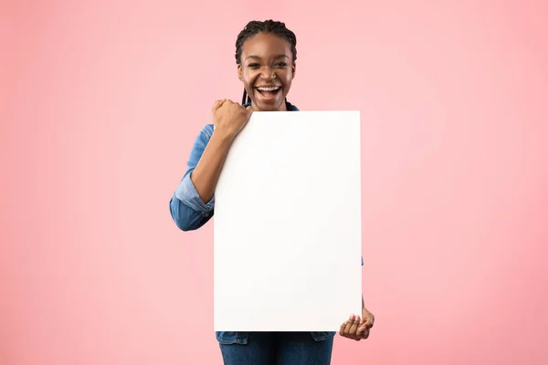 Alegre negro chica holding vacío blanco tablero posando en estudio — Foto de Stock