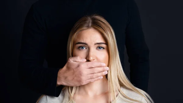 Halt die Klappe und höre zu. Männliche Hand schließt Frau den Mund und hindert sie daran, über Gefühle zu sprechen — Stockfoto