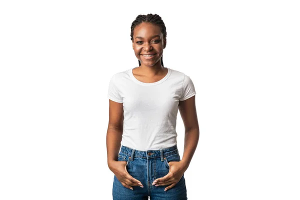 Sourire afro-américaine fille posant en regardant la caméra, fond blanc — Photo