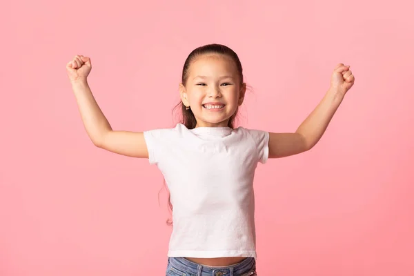 Felice ragazza asiatica alzando i pugni, facendo gesto vincitore — Foto Stock