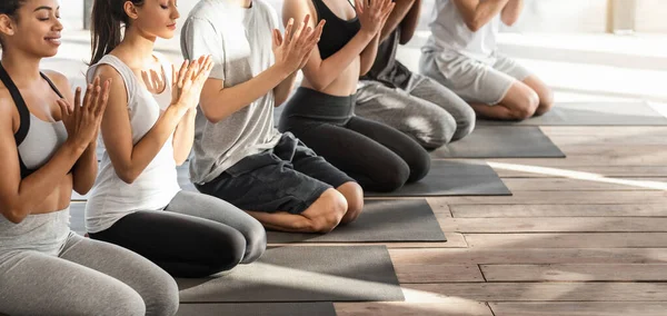 Jovem Multi-Ethnical Yogi Fazendo Gesto de Selo de Lótus Durante o Treinamento em Grupo no Estúdio — Fotografia de Stock