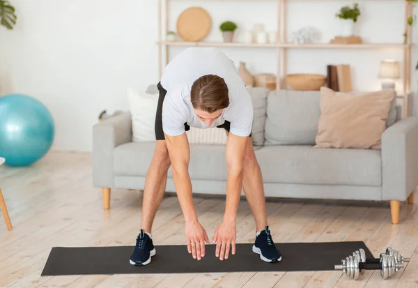 Guten Morgen und Workout. Muskelprotz kippt und macht Aufwärmtraining — Stockfoto