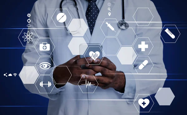 Moderne Medizintechnologien. Digitale Medikamentensymbole mit Smartphone über schwarzen Arzt geschichtet — Stockfoto