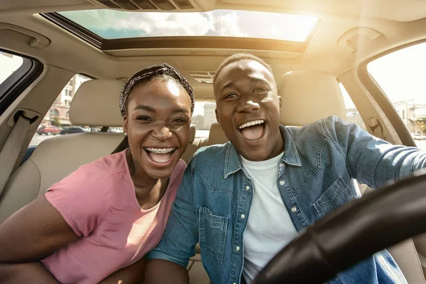 Retrato de alegre pareja africana en coche —  Fotos de Stock