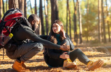 Kız arkadaşını teselli eden Afrikalı adam kamp yaparken bileğini incitti.