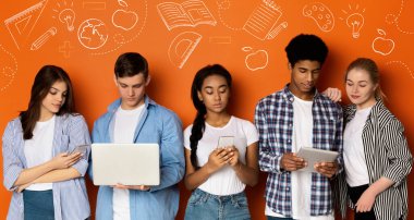 Bir grup konsantre öğrenci birlikte çalışıyor, aletler kullanıyorlar.