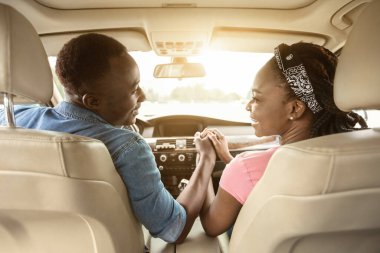 Arabada el ele tutuşan Afrikalı çiftin arka görüntüsü